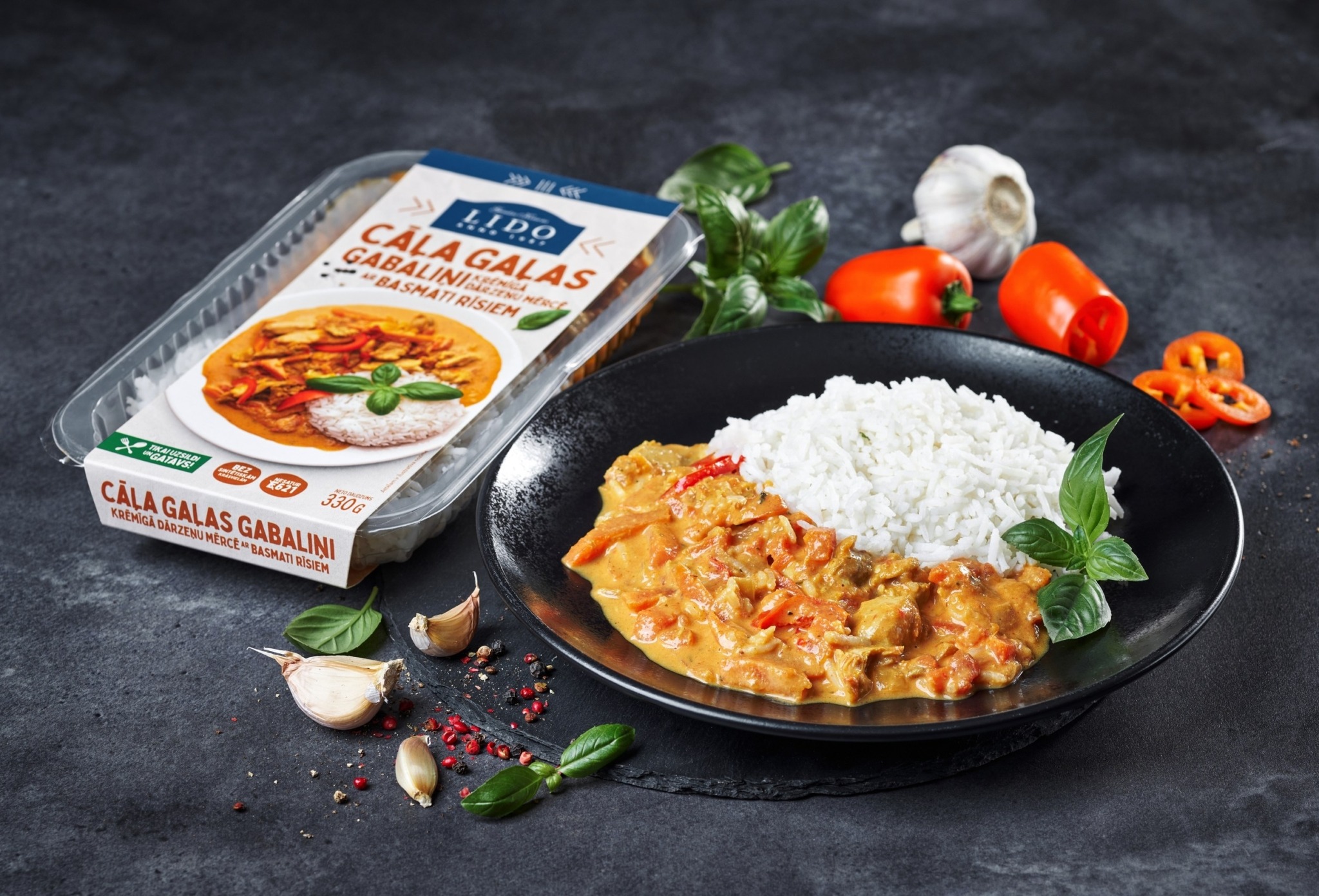 Cāļa gaļas gabaliņi krēmīgā dārzeņu mērcē un basmati rīsi