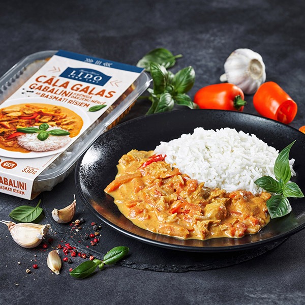 Cāļa gaļas gabaliņi krēmīgā dārzeņu mērcē un basmati rīsi