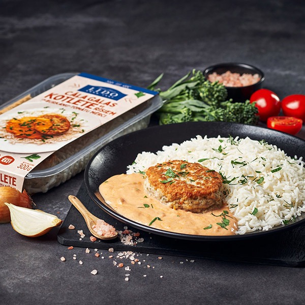 Chicken patty with rice and carrot-tomato sauce