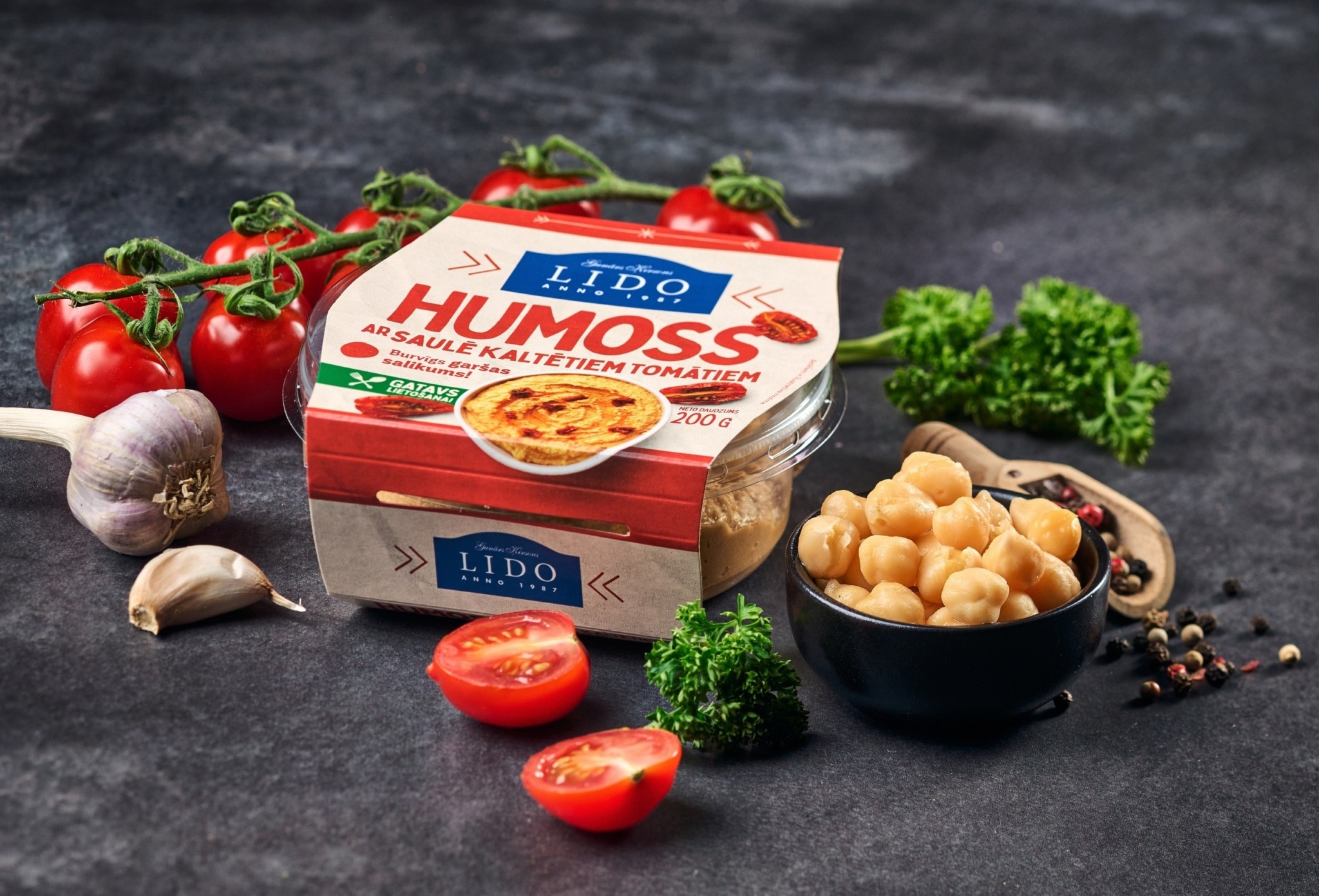 Hummus with sun-dried tomatoes