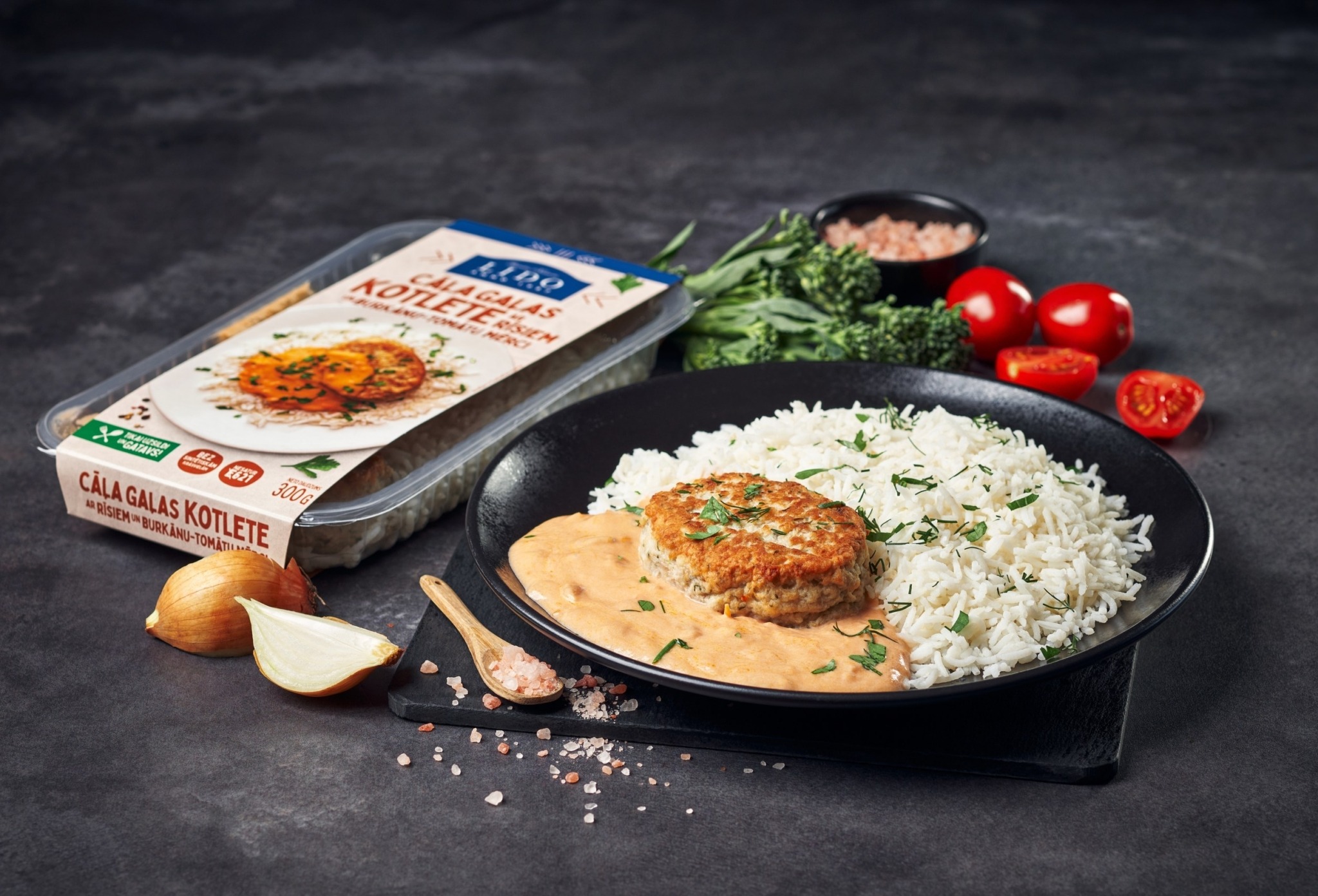 Chicken patty with rice and carrot-tomato sauce