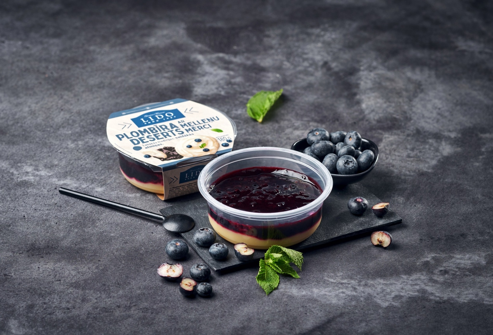 Plombīra deserts ar melleņu mērci