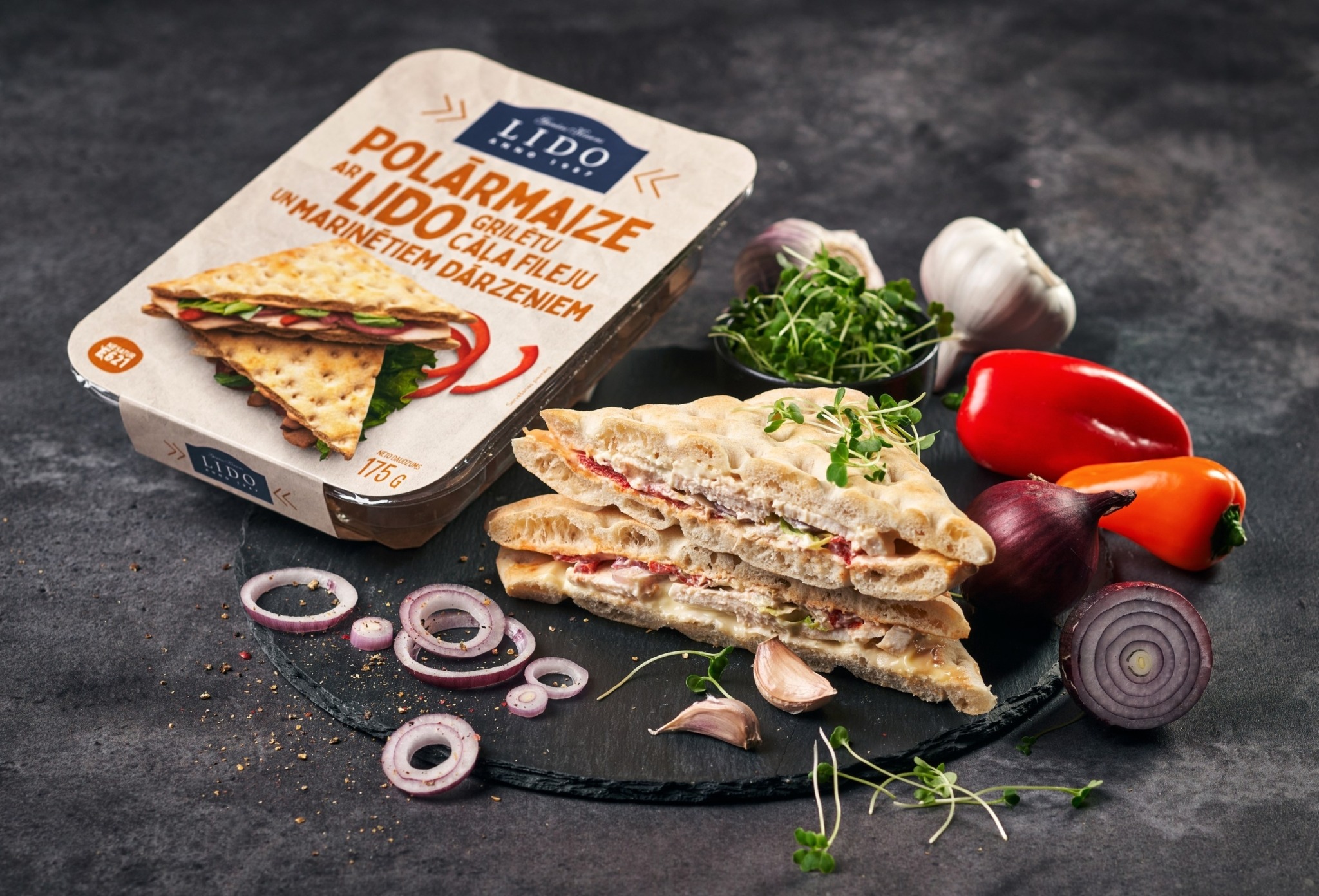 Polar bread with LIDO grilled chicken fillet and pickled vegetables