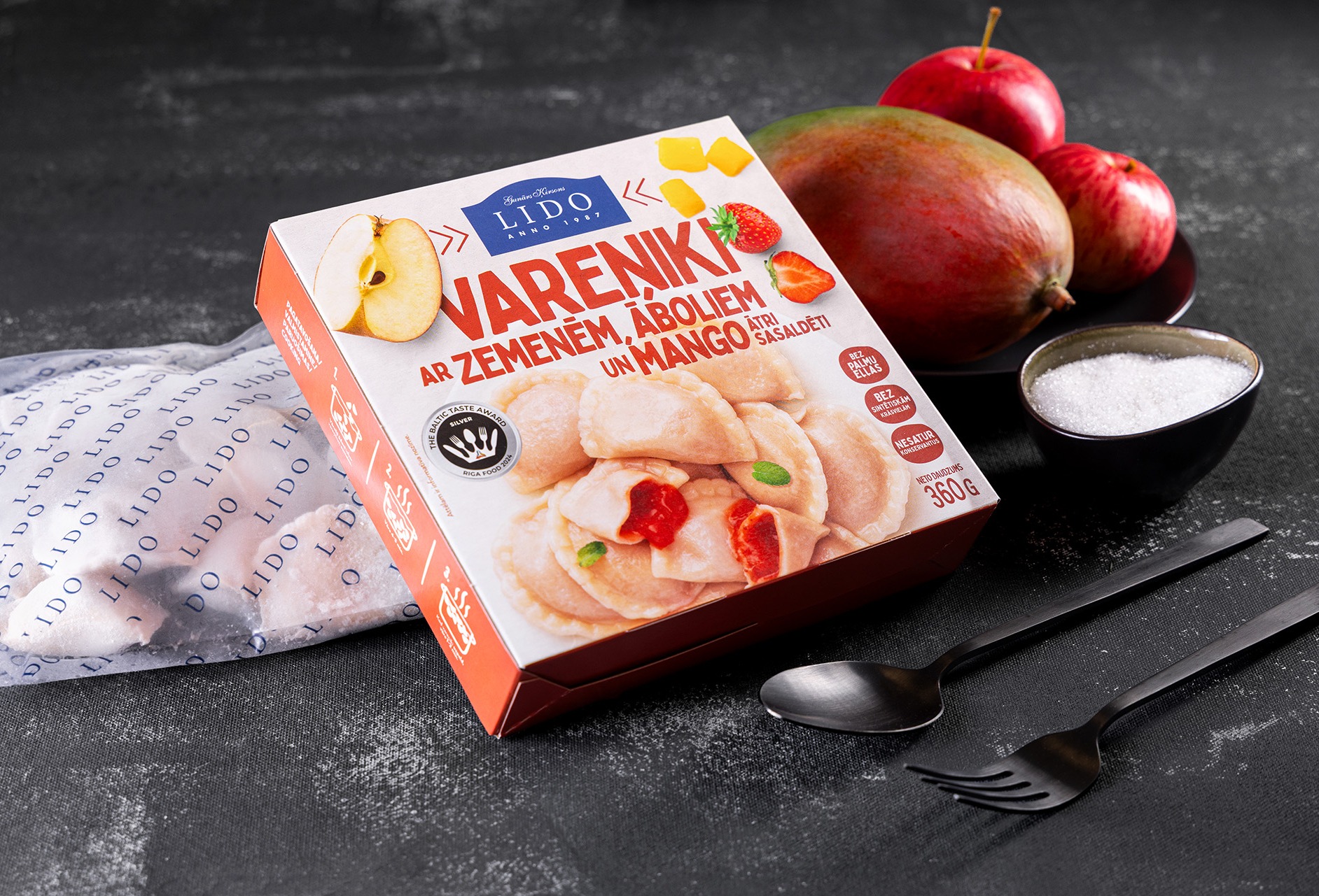 Vareņiki ar zemenēm āboliem un mango