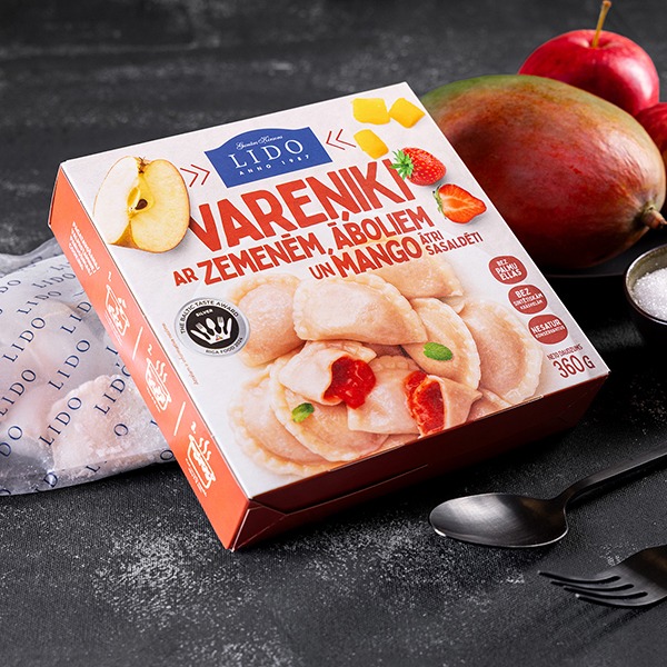 Dumplings with strawberries, apples and mango